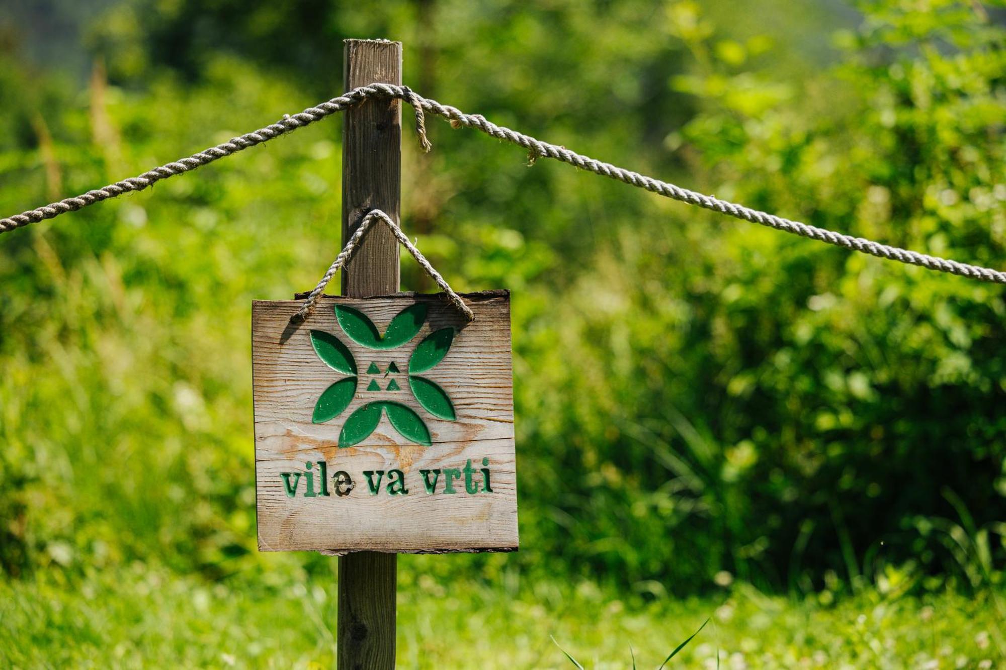 Gozdne Vile Va Vrti Kostel Eksteriør billede